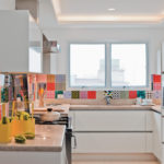 Bucătărie în formă de U într-un apartament cu panou