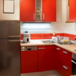Plancher de céramique dans la cuisine avec des meubles rouges