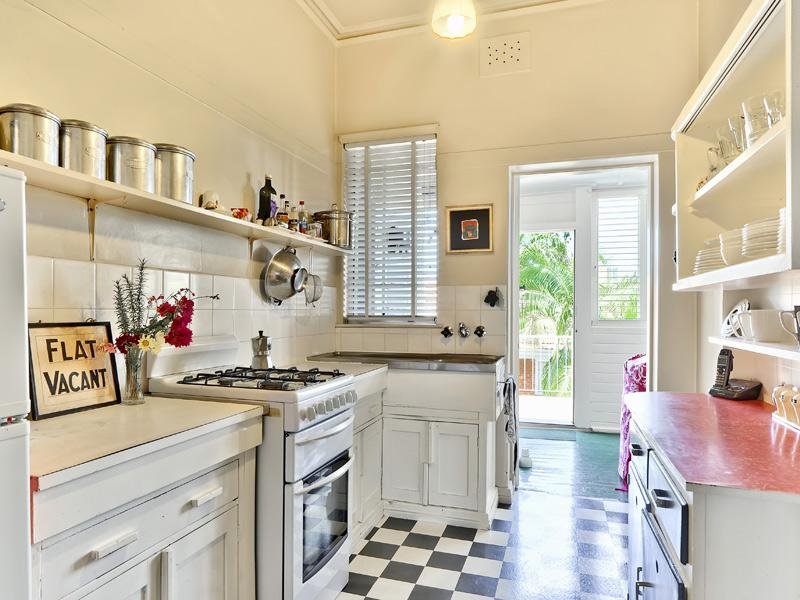 Pardoseala din lemn alb și negru din bucătăria unei case private