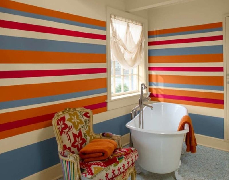 צביעת קירות האמבטיה בפסים צבעוניים