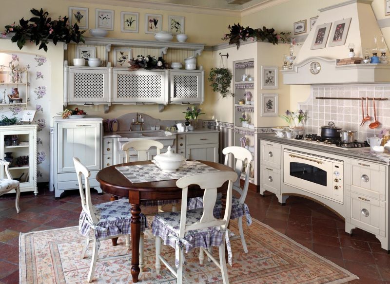 Nội thất nhà bếp Provence với đồ nội thất chạm khắc