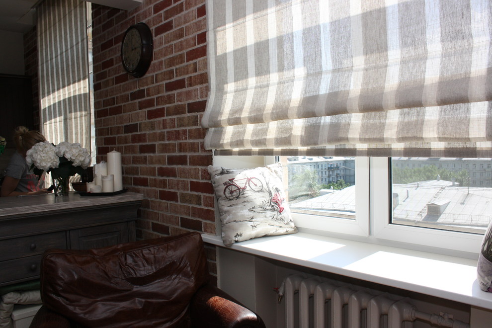 וילון רומאי בהיר על חלון המטבח בסגנון תעשייתי