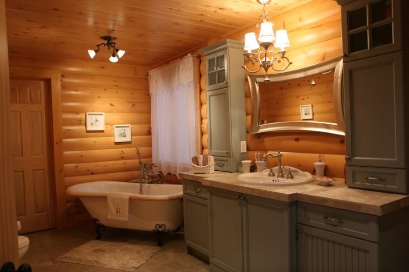 חזיתות אפורות של ריהוט עץ בחדר האמבטיה
