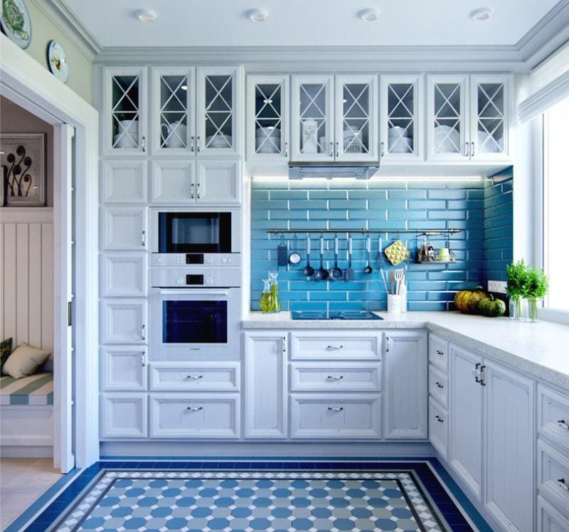 Zils priekšauts virtuvē ar baltu komplektu