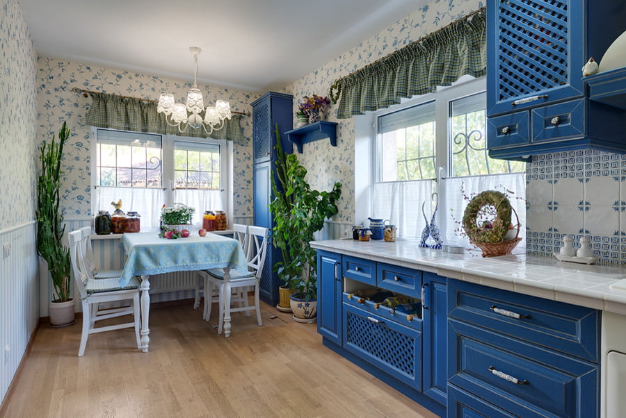 Lineāra virtuve ar zilām mēbelēm
