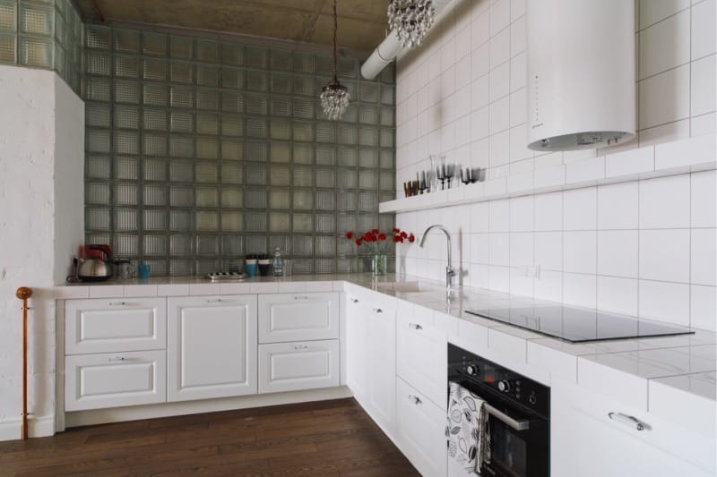 Stikla bloki bēniņu stila virtuves interjerā