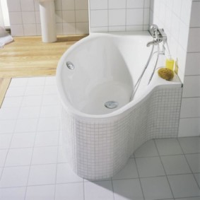 אמבטיה לבנה עם צורה מקורית