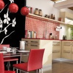 Spatele roșii ale scaunelor de bucătărie