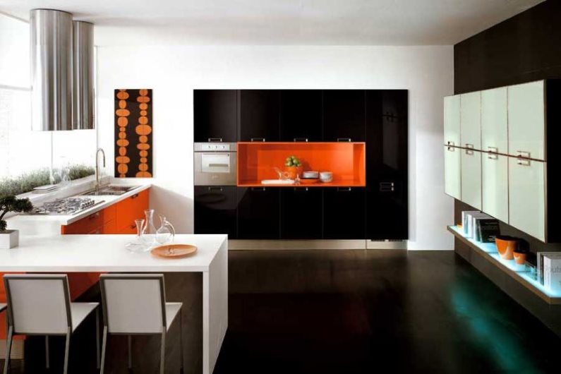 Interiorul unei bucătării moderne în culori contrastante