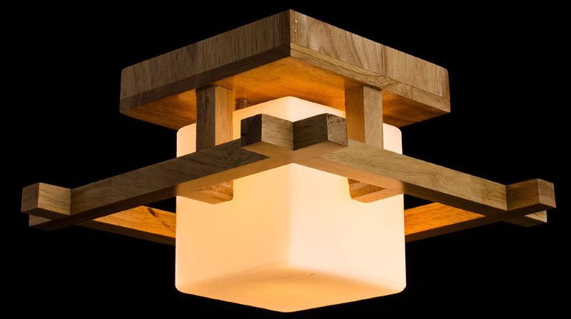 Candelabru de lemn în stil japonez