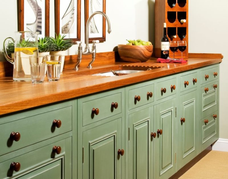 Koka galds ar izlietni Provences stila virtuvē