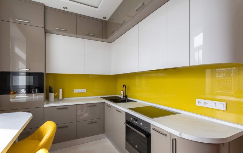 Dzeltens akrila priekšauts stūra virtuvē