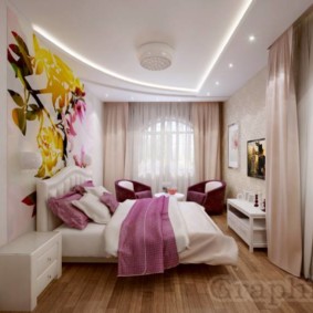 غرفة نوم مع اثنين من صور ديكور ويندوز