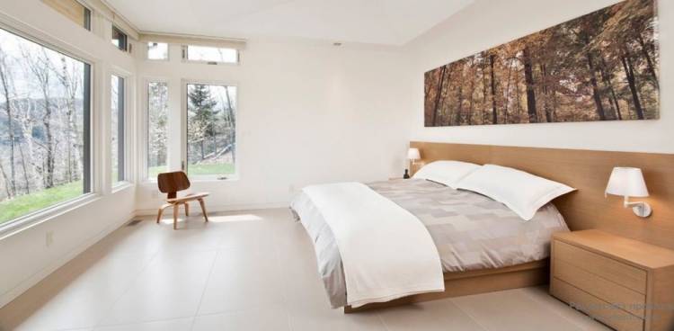 sypialnia z minimalizmem dwóch okien