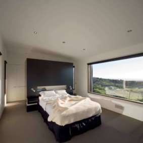 dormitorio con dos ventanas vistas de fotos