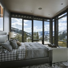 sovrum med två fönsteralternativ
