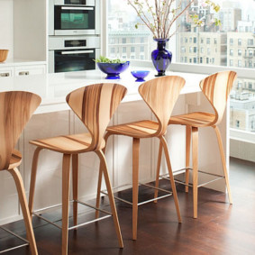 barové stoličky pro dřevěnou kuchyň