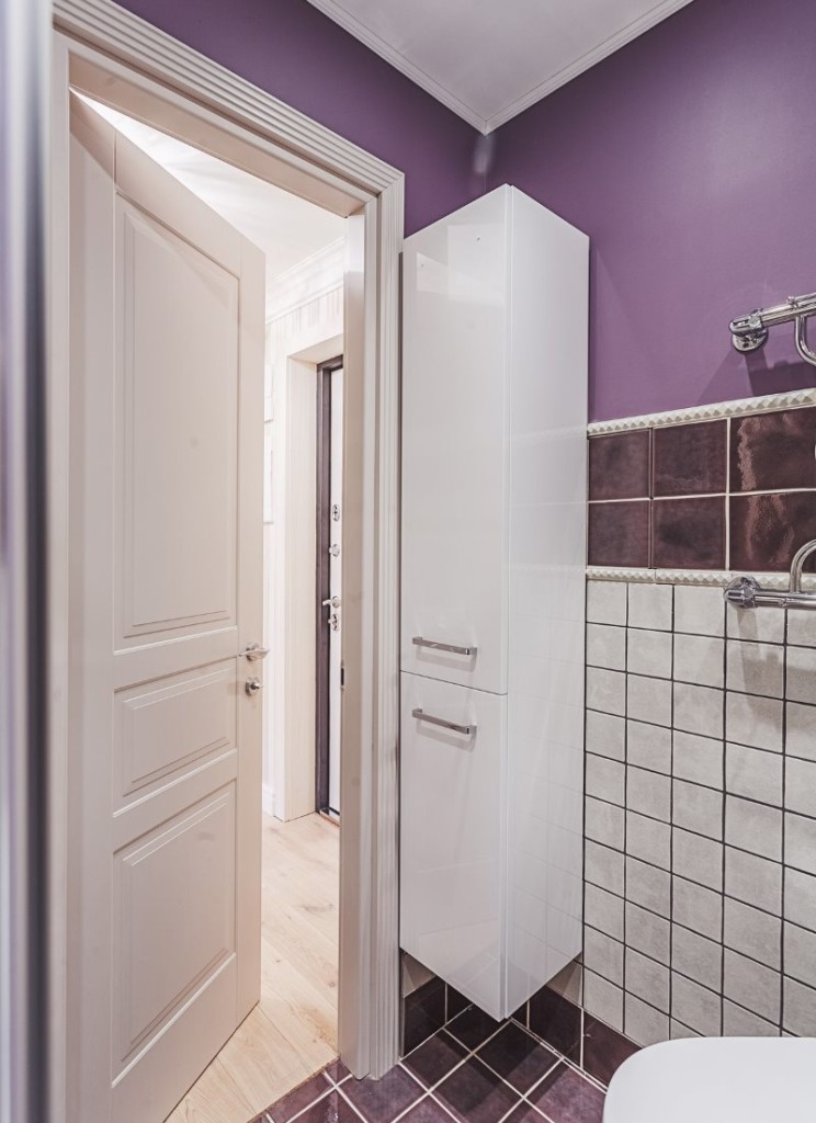 דלת אמבטיה לבנה עם קירות סגולים