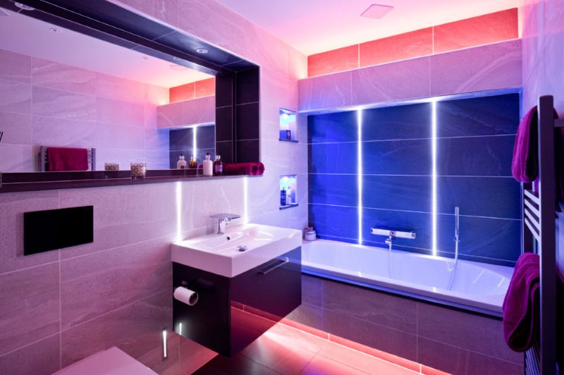 Krāsains apgaismojums modernas vannas istabas interjerā
