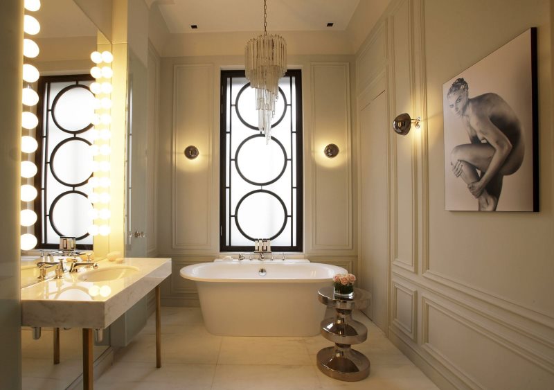 Glazen kroonluchter aan het plafond van een klassieke badkamer