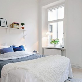 fotografija prozora s dvije spavaće sobe