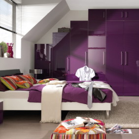 purpurinis miegamojo nuotraukų dekoras