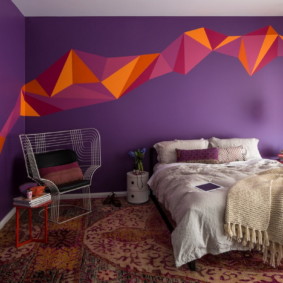 fialová ložnice interiér