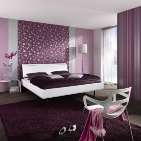 purpura skats uz guļamistabu