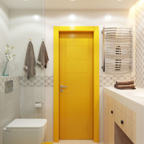 דלת צהובה בחדר אמבטיה לבן