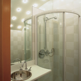 תאורה בחדר האמבטיה עם מקלחת