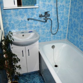 אריח כחול על קיר האמבטיה