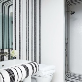 פסיפס שחור לבן בחדר אמבטיה בסגנון מודרני