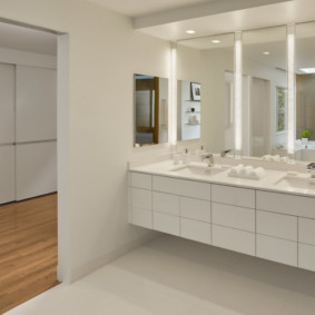 Bathroom design with large mirrors
