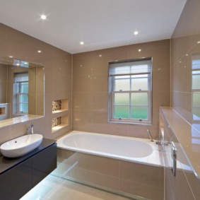 Glossy walls in the bathroom of a private house