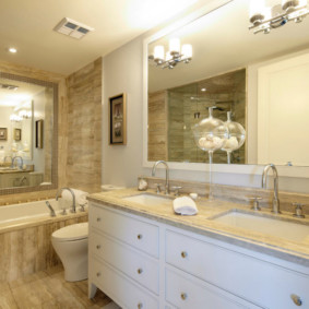 Grand miroir dans une salle de bain classique