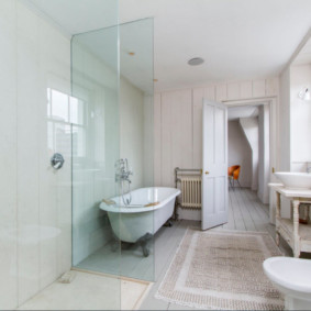Glass partition in the bathroom