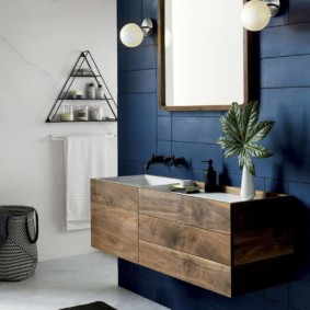 ארון עץ בחדר האמבטיה עם קירות כחולים
