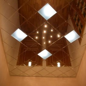 משטח מראה של התקרה בחדר האסלה