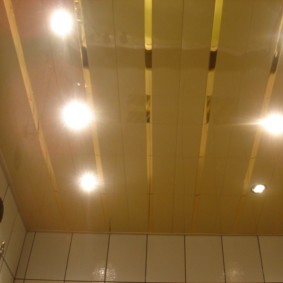תאורה בחדר אמבטיה עם תקרת מדפים