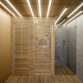 מצפה את חדר האמבטיה עם לוחות עץ מעץ האורן