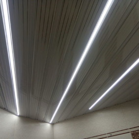 קלטות תאורה על התקרה הקירונית