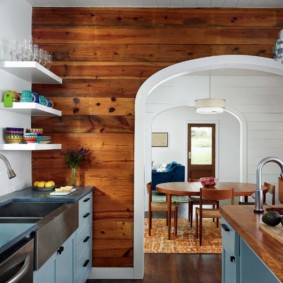 Panel kayu di dapur sebuah rumah persendirian