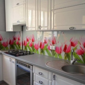 Vaaleanpunaiset tulppaanit keittiön esiliinalla