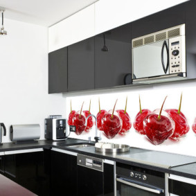 Kæmpe kirsebær på et køkken forklæde