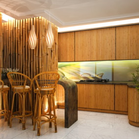 Bambukas privataus namo virtuvės interjere