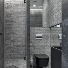 קיר חדר אפור עם מקלחת