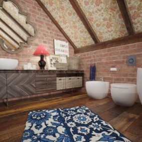 חדר אמבטיה בעליית גג בבית פרטי