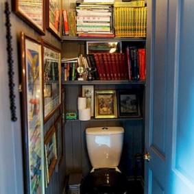 מדפים עם ספרים בשירותים של בית כפרי