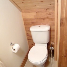 الانتهاء من خشبية مرحاض صغير