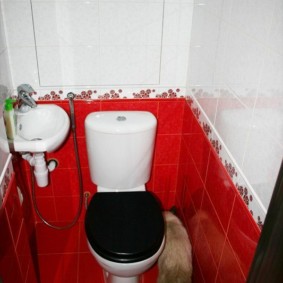 البلاط الأحمر في مرحاض صغير